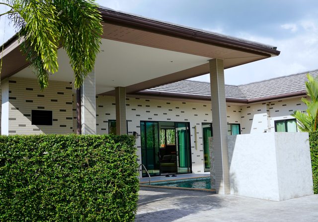 Lush Green Privacy Hedge & Covered Villa Carport