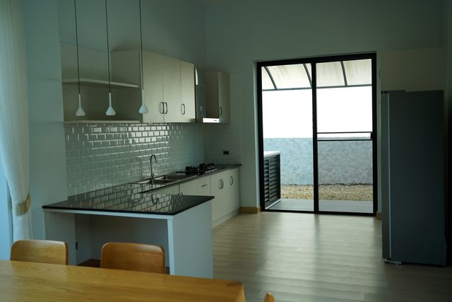 Modern European Kitchen & Island Breakfast Bar (*Electrical appliances may be subject to change over time)